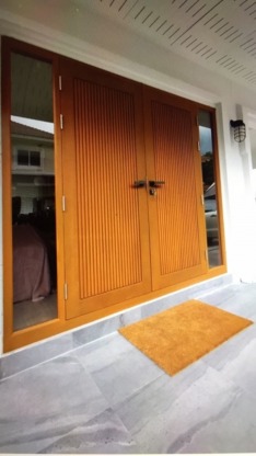 ประตูไม้หน้าบ้าน - ประตูไม้ หน้าต่าง ราคาโรงงาน - สมคิดค้าไม้